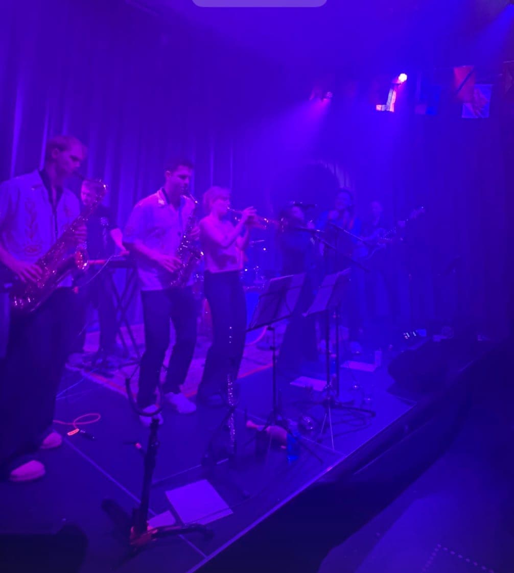 Oli's Orkester på scenen i lilla lys til en 50-års fødselsdag