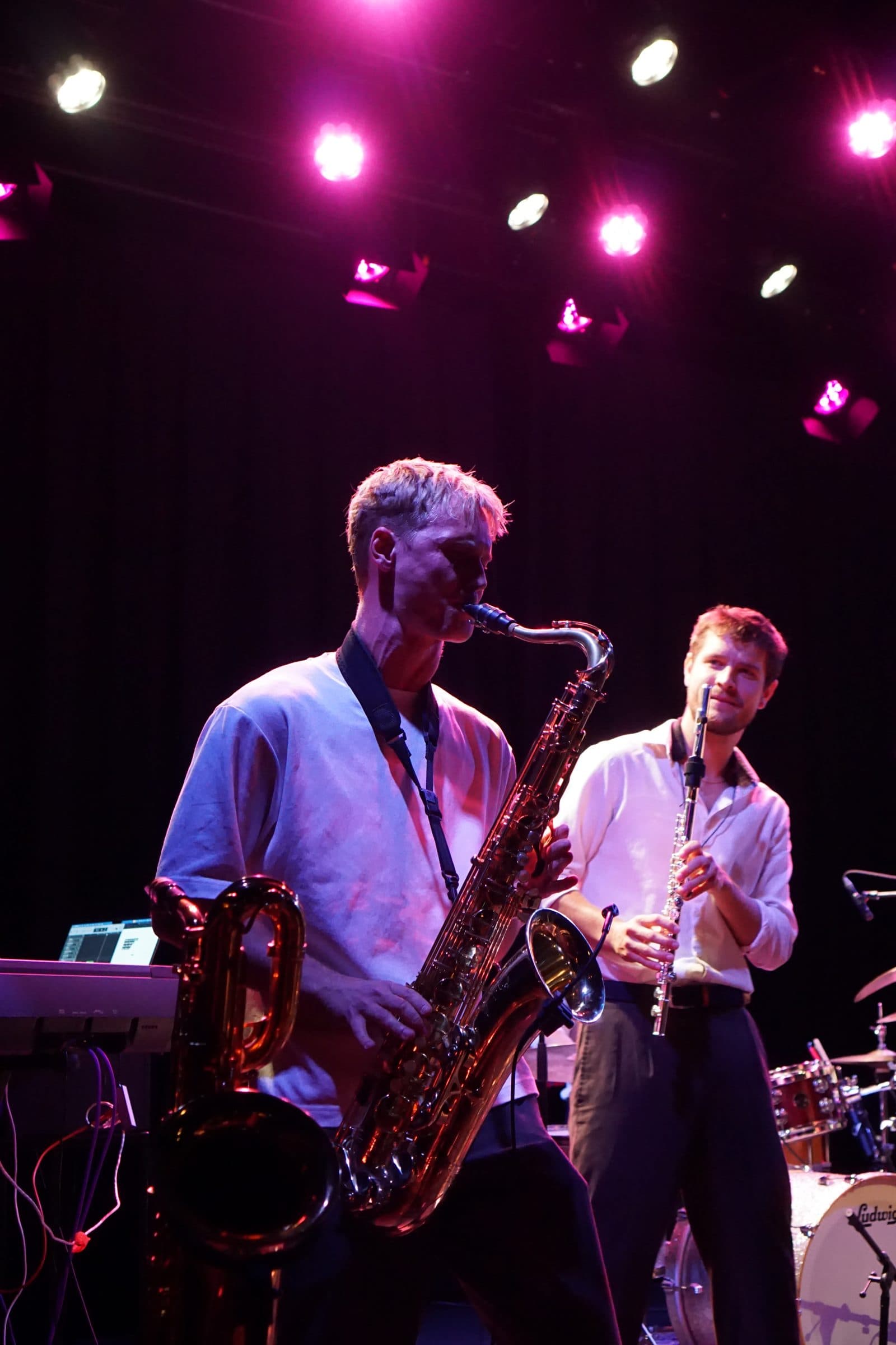 Tenorsaxofon og fløjte på scenen på Hotel Cecil