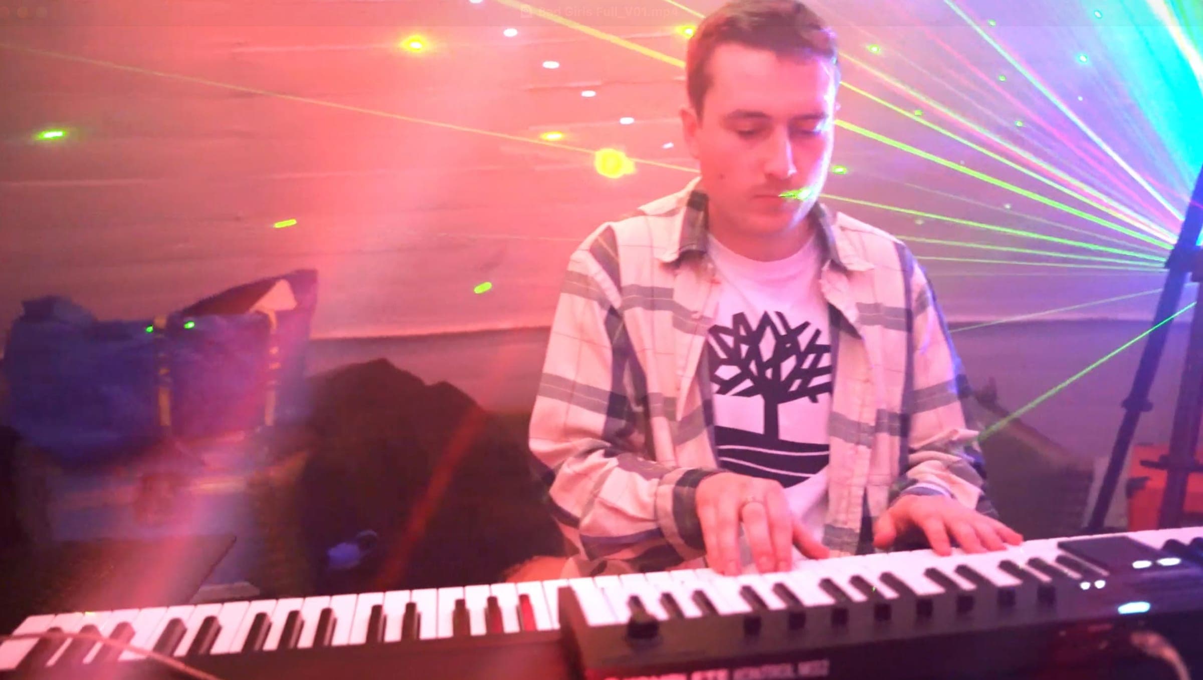Pianist spiller under laserlys