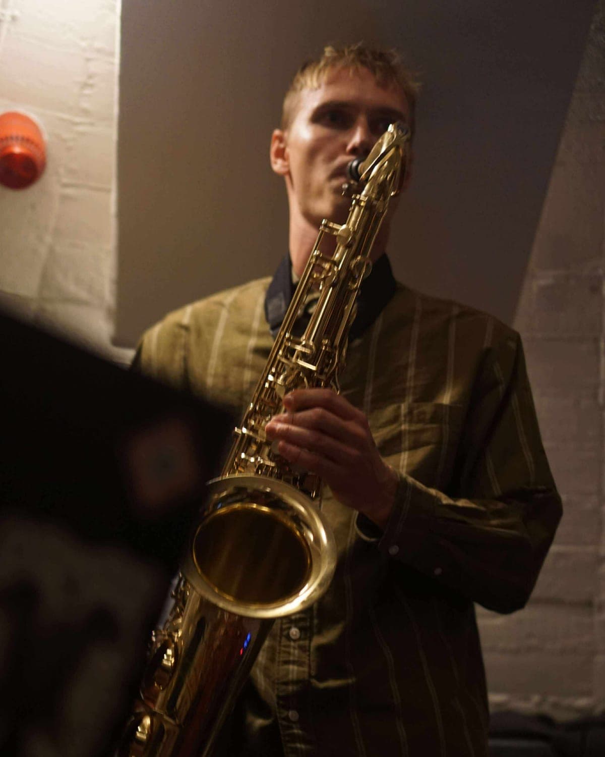 Marius Mainz spiller live med Oli's Orkester